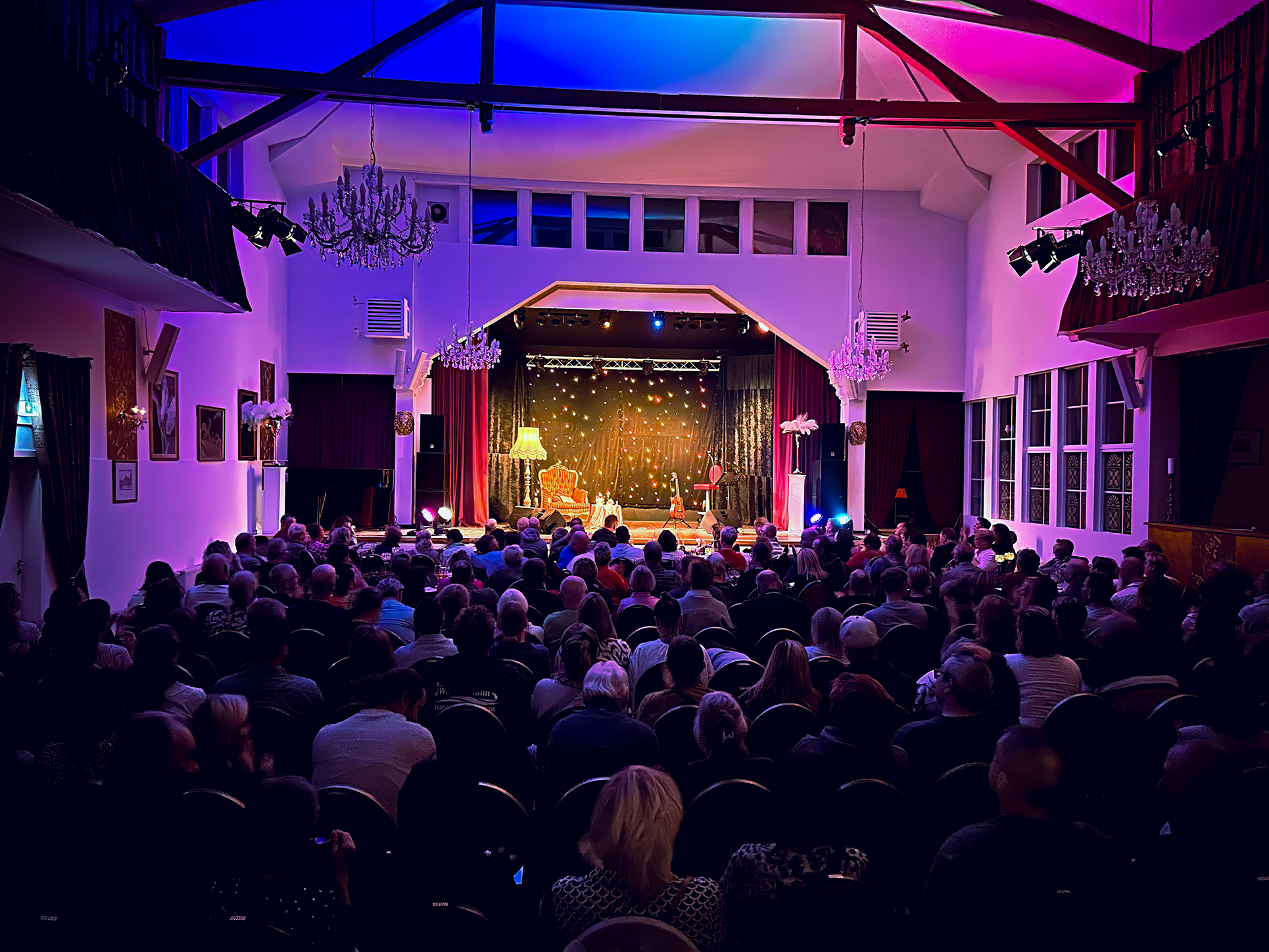 Gefüllter Theatersaal mit Blick auf die Bühne