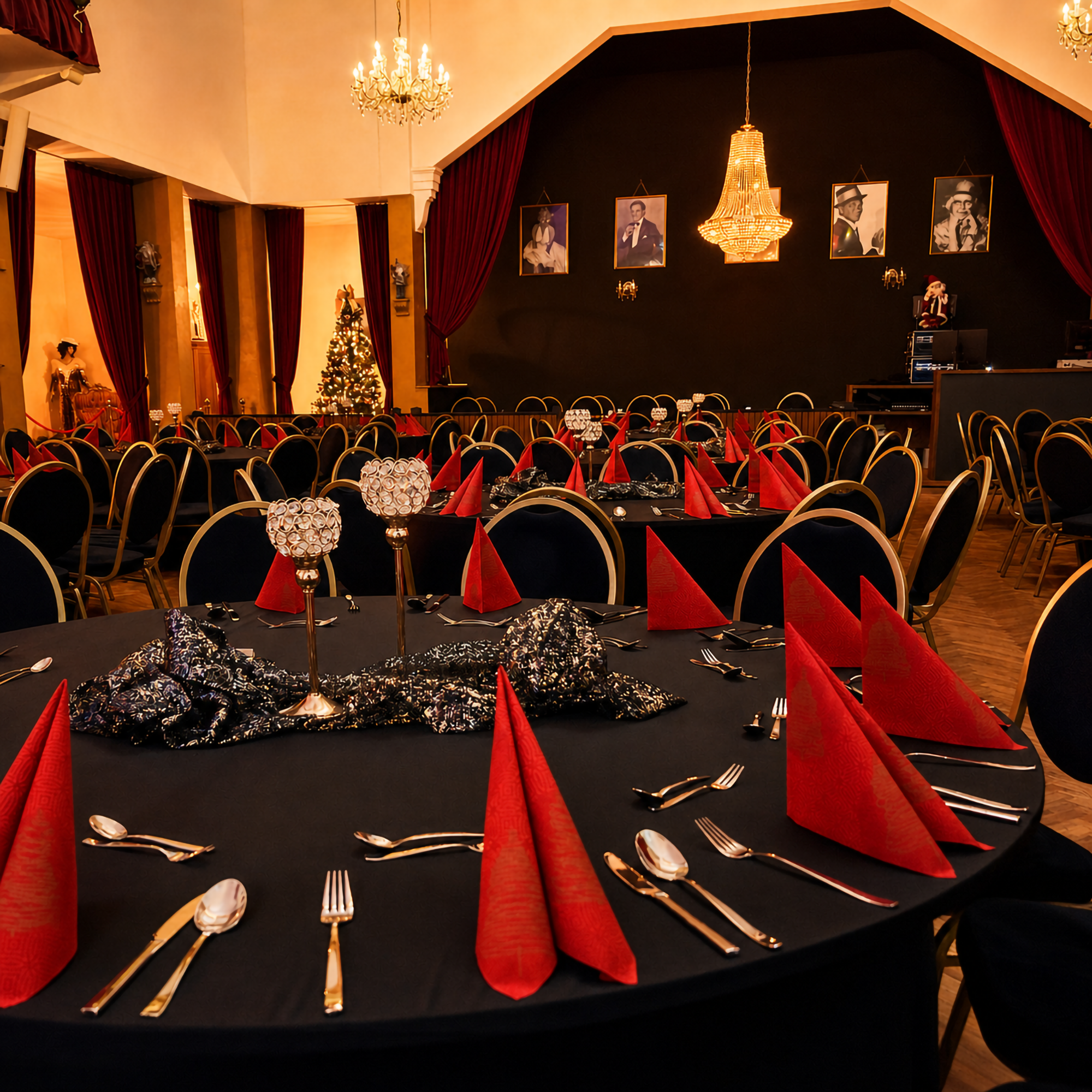 Festlich eingedeckte Tische im Theater Schiefe Ebene Neustrelitz
