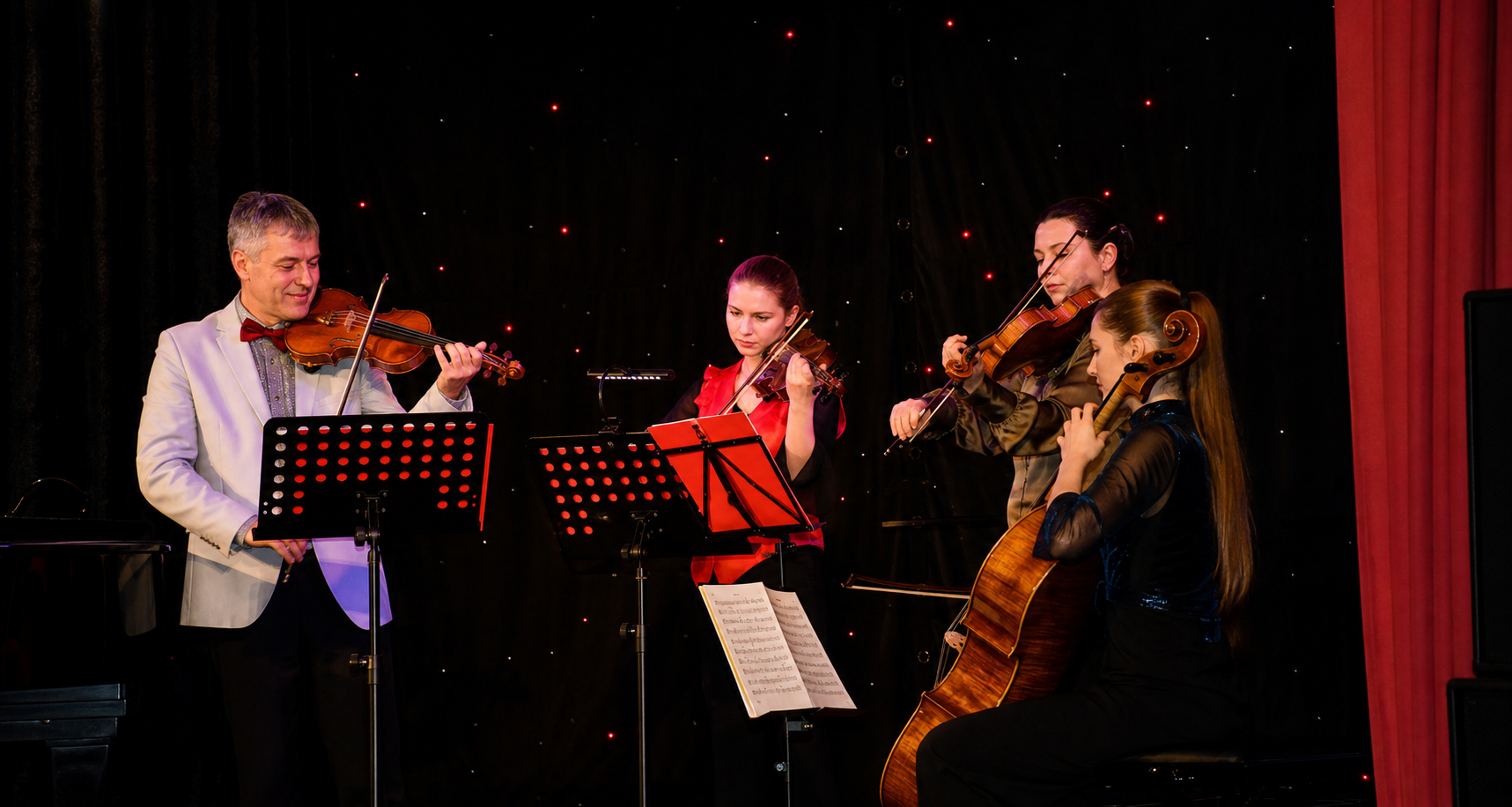 Musiker mit Streichinstrumenten auf der Bühne der Schiefen Ebene