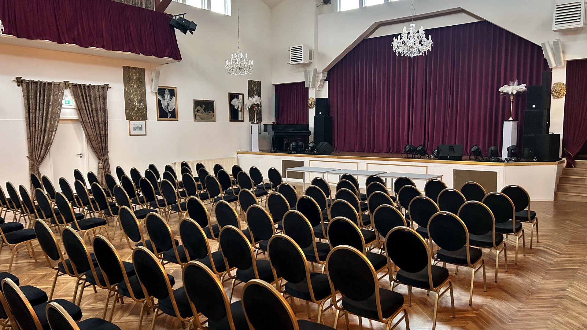 Theatersaal der Schiefen Ebene Neustrelitz mit Reihenbestuhlung und geschlossenem Vorhang