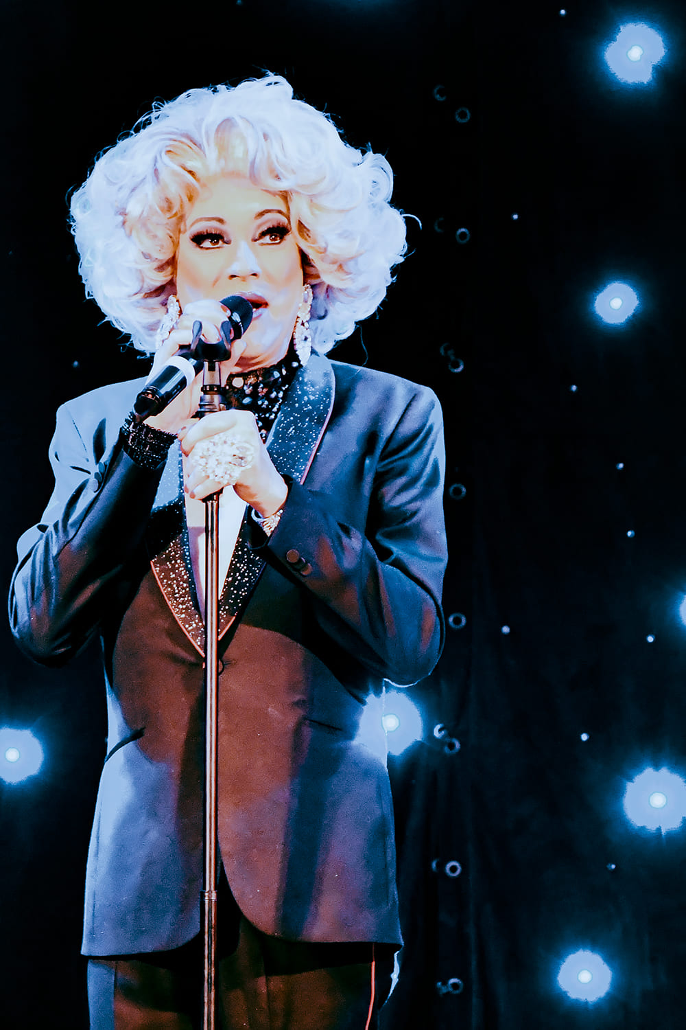 Lady Vegas auf der Bühne des Theaters Schiefe Ebene